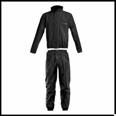 Conjunto de roupa desportiva preta com casaco e calças em tecido sintético brilhante