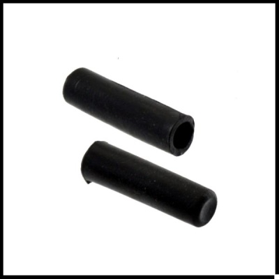 Duas pontas de borracha pretas cilíndricas