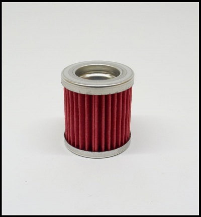 Filtro cylindrical vermelho com extremidades metálicas sobre fundo branco