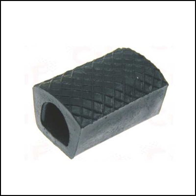 Produto em borracha preta com padrão em losangos e cavidade interna