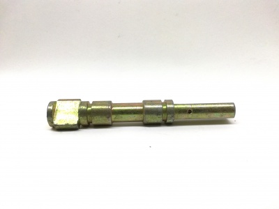 Peça metálica cilíndrica sobre superfície branca