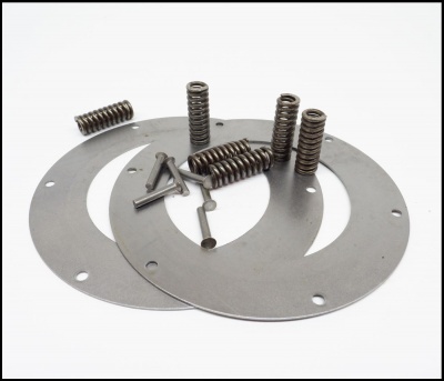 Peças metálicas incluindo placas circulares, molas helicoidais e pregos