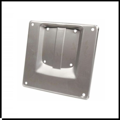 Placa metálica quadrada com furos em fundo branco