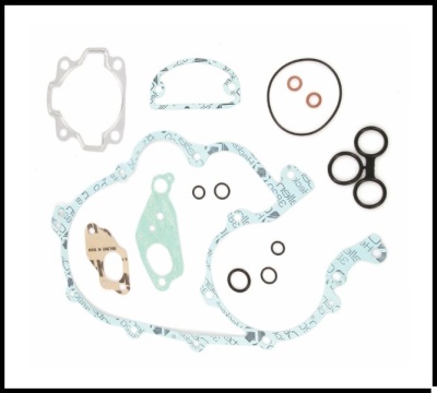 Conjunto de juntas e anilhas variadas em fundo branco