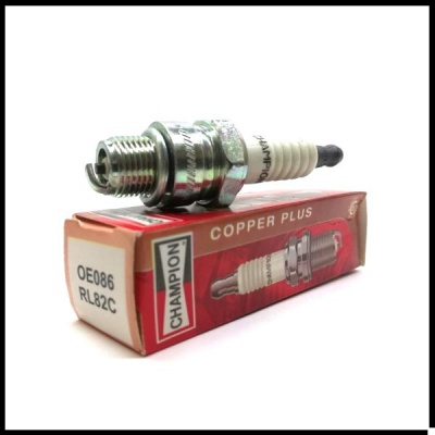 Vela de ignição Champion Copper Plus em cima da caixa