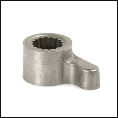 Peça metálica cinzenta com aba lateral e furo estriado