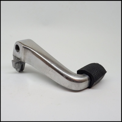 Pedal metálico prateado com capa em borracha preta