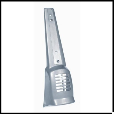 Peça plástica cinza com orifícios e ranhuras em fundo branco