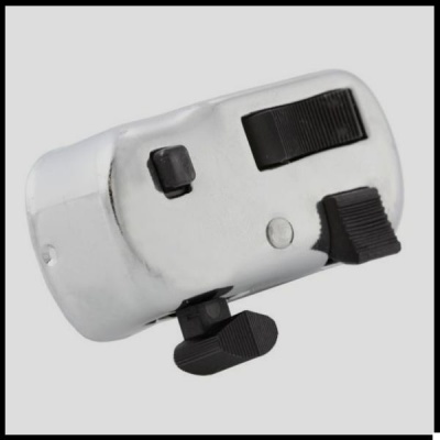 Apontador elétrico metálico prateado com botões pretos