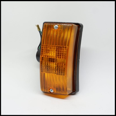 Sinalizador de luz âmbar para veículo com estrutura preta e fios elétricos