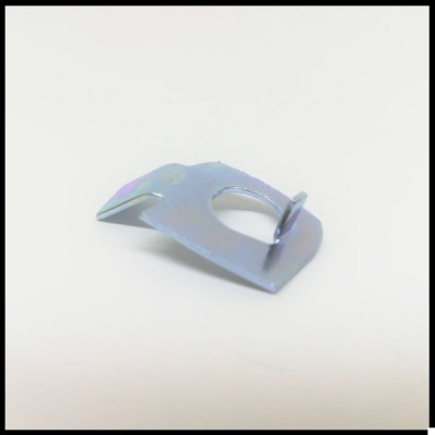 Peça metálica prateada com suporte em relevo sobre fundo branco