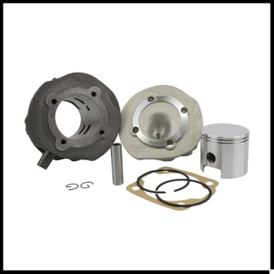 Conjunto de peças metálicas para motor sobre fundo branco