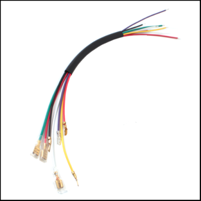 Cabo elétrico preto com fios coloridos e conectores dourados