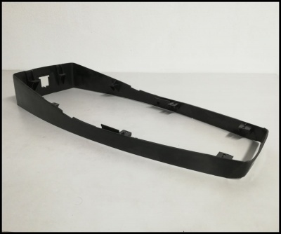 Estrutura retangular preta de plástico com encaixes