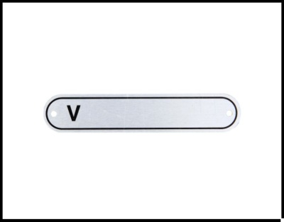 Placa metálica cinza com letra V preta e dois furos para fixação