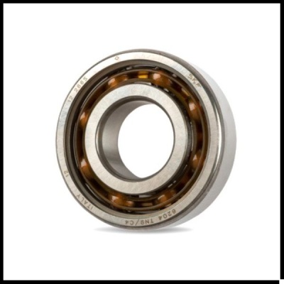 Rolamento de esferas metálico com texto gravado e bolas internas visíveis