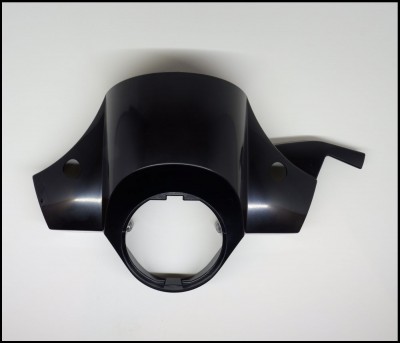 Carcaça plástica preta com buraco circular central e orifícios laterais