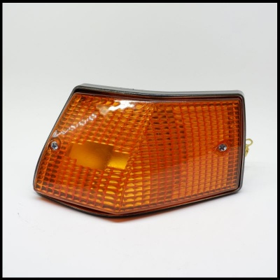 Piscas de luz traseira de automóvel laranja com moldura cinzenta