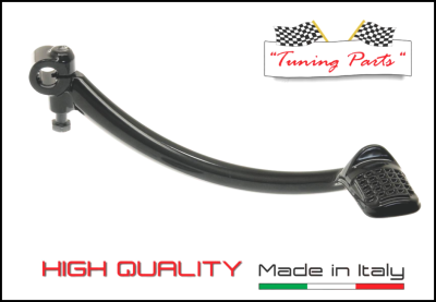 Pedal preto de metal com superfície antiderrapante e texto promocional com a frase Tuning Parts e indicação Made in Italy.