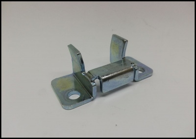 Fecho metálico prateado com ganchos verticais