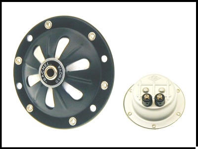 Componentes circulares pretos e brancos com parafusos e conexões eletrônicas