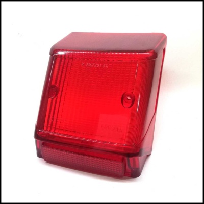 Luz traseira vermelha em plástico translúcido com textura quadriculada