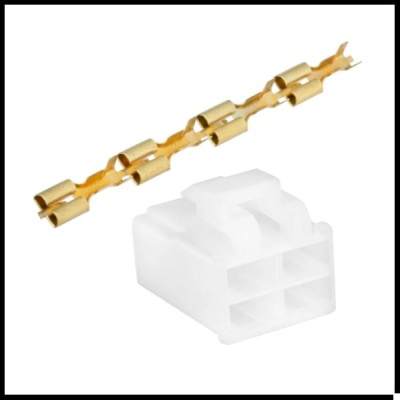 Conector elétrico branco de plástico com terminais metálicos dourados