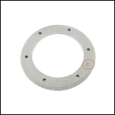 Anel metálico circular com seis furos e símbolo gravado