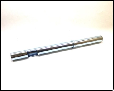 Tubo metálico prateado com recorte retangular