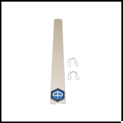 Palheta branca lisa com logótipo PIAGGIO azul, dois clipes metálicos prateados em fundo branco