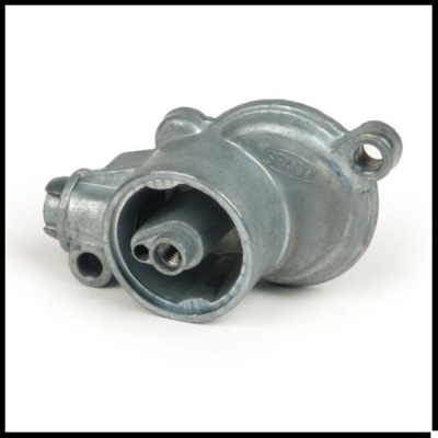 Peça metálica cilíndrica prateada com orifícios para parafusos