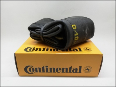 Camara de ar preta Continental D-10 sobre caixa amarela com logo Continental