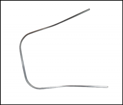 Estrutura metálica curva prateada sobre fundo branco