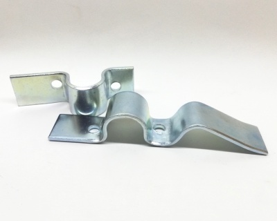 Suporte metálico com três orifícios para fixação sobre fundo branco