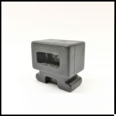 Peça plástica preta rectangular com abertura frontal sobre fundo branco