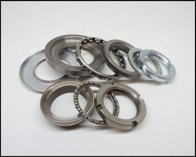 Anéis e rolamentos metálicos circulares sobre fundo branco