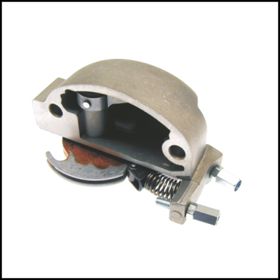 Peça metálica mecânica com mola sobre fundo branco