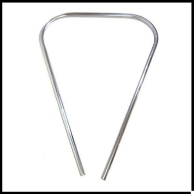 Arco metálico cromado em forma triangular arredondada