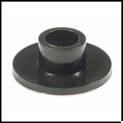 Peça redonda preta com cilindro central e base circular plana