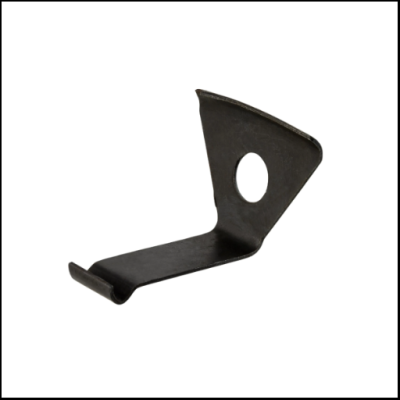 Gancho metálico preto com furo circular, sobre fundo branco