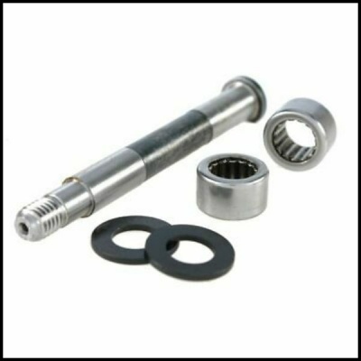 Eixo metálico com rolamentos e arruelas sobre fundo branco