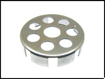 grelha metálica circular prateada com orifícios