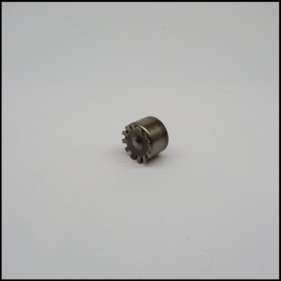 Peça metálica cilíndrica com extremidade de engrenagem cinzenta