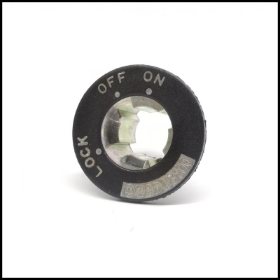 Botão redondo preto com marcações OFF, ON, LOCK e acabamento metálico ao centro