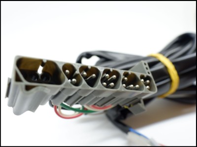 Cabos elétricos com conectores cinzentos e pinos metálicos