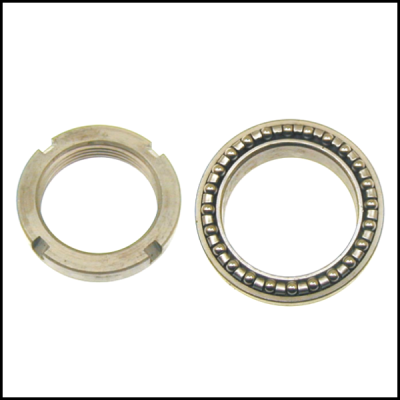 Duas peças metálicas circulares prateadas, uma com esferas internas, sobre fundo branco.