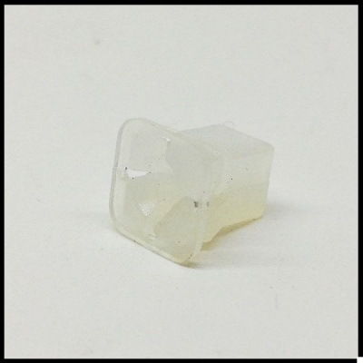 peça plástica translúcida pequena sobre fundo branco