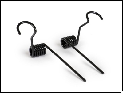 Par de molas metálicas pretas com ganchos em fundo branco