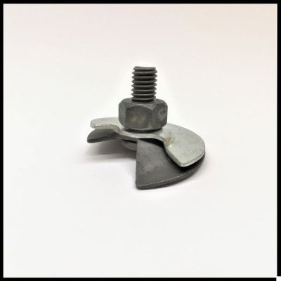 Parafuso com porca e placas metálicas articuladas