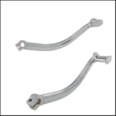 Duas alavancas metálicas cromadas com textura lisa